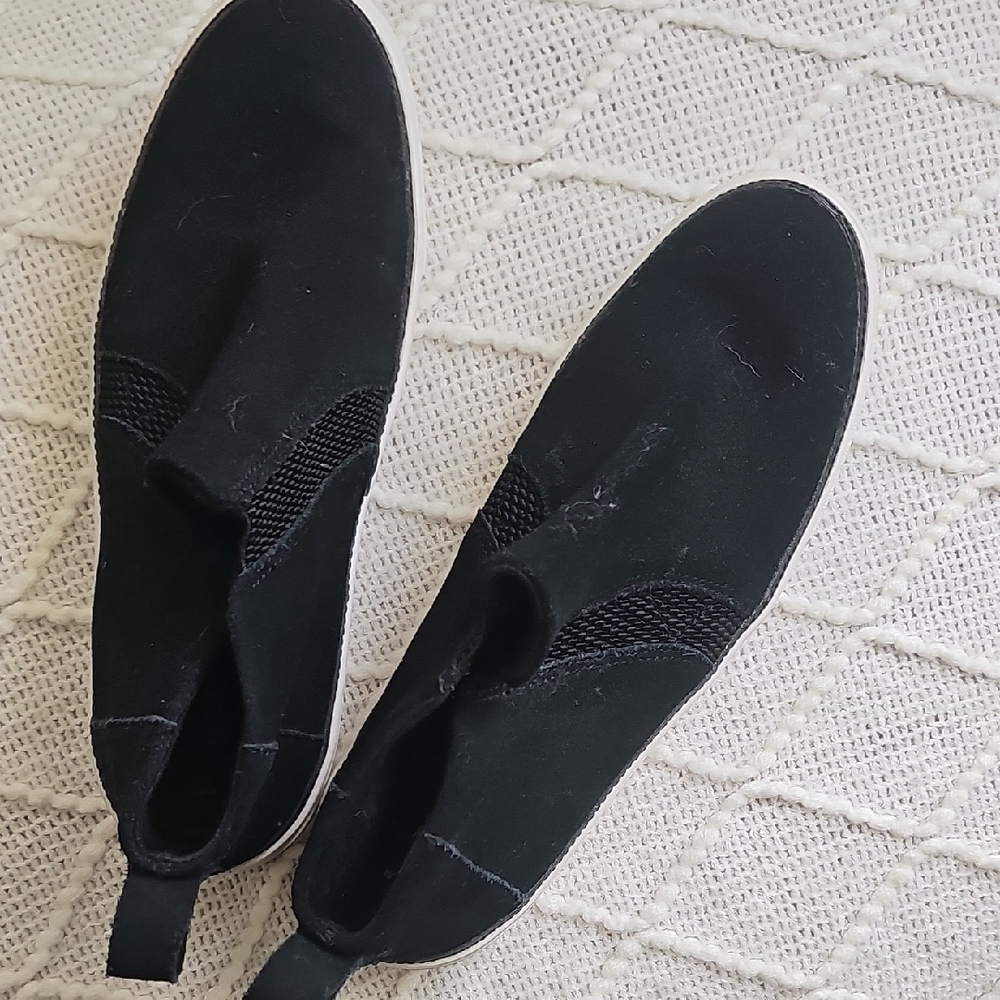 Toms Classic Black Slip-Ons